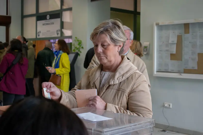 Una señora ejerciendo su derecho al voto en la Gerencia de Urbanismo de Córdoba