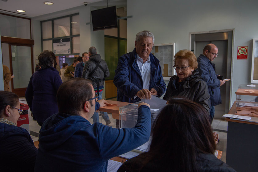 Dos cordobeses votando en las urnas de Urbanismo sobre las 10:30 de la mañana.