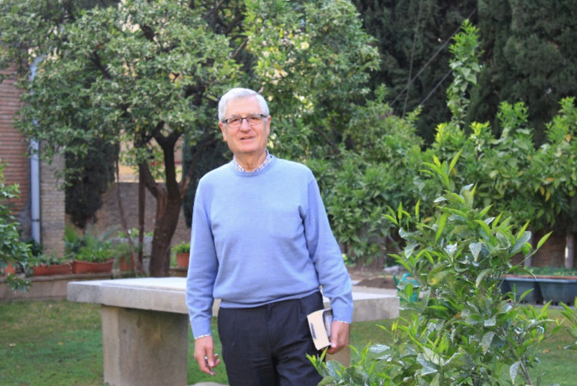 Don Ignacio González en los jardines de la casa parroquial. Fotografía: Almudena Dujat