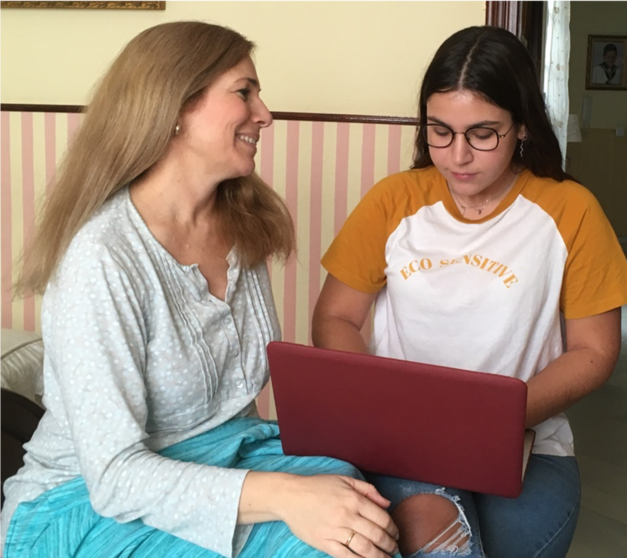 La enfermera Lola Martínez junto a la estudiante de Comunicación Lola Cano. Foto: Lola Cano