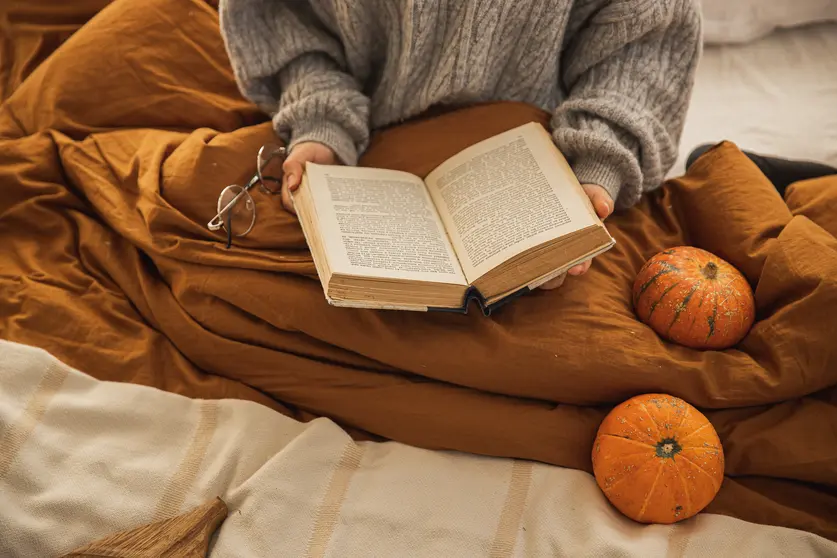 Chica con libro en la mano leyendo