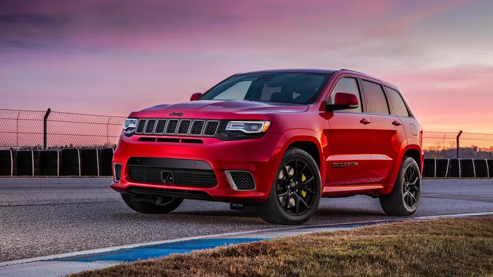 <p>Jeep Grand Cherokee Trackhawk 2021 en color rojo, extraído grátis de wallpapercave.com</p>

<p>&nbsp;</p>
