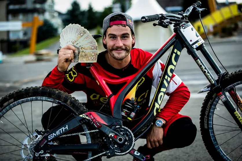 Steve Smith con bicicleta y premio tras su Victoria en la etapa final de Leogang Austria  Sven Martin