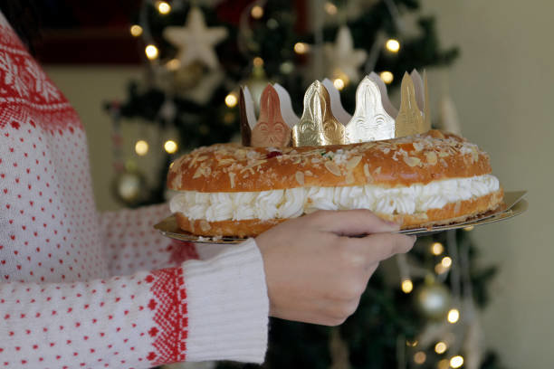 Mujer sosteniendo un Roscón de Reyes con una corona. Foto: gettyimages