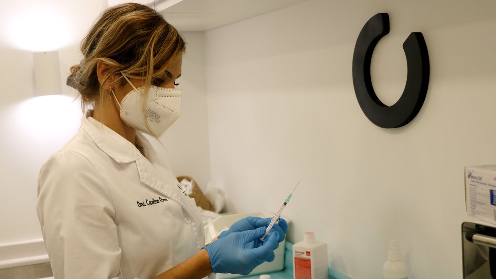 Doctora Carolina Otero Lucía preparando inyección de ácido hialurónico. Imagen: Marta Jiménez Córdoba.