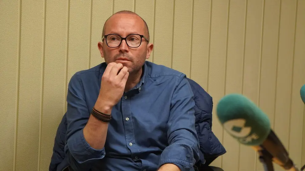 El periodista de COPE José Manuel Oliva, en el estudio. Fotografía de Ángel Galdón.