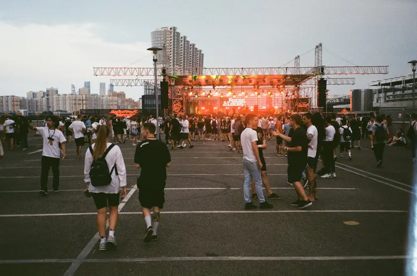 Personas en el recinto de un festival de música