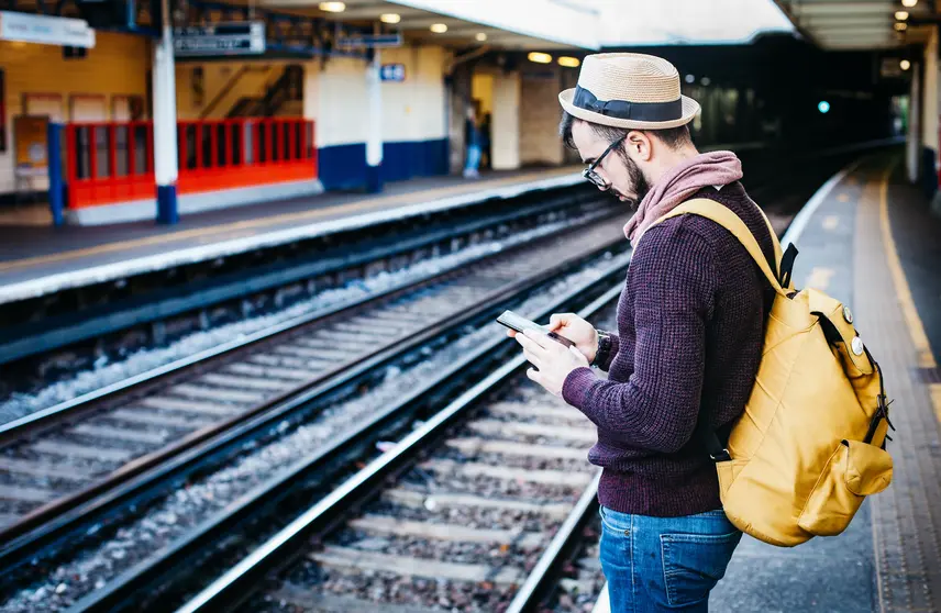 Foto de Clem Onojeghuo: https://www.pexels.com/es-es/foto/hombre-con-sudadera-con-capucha-marron-de-pie-delante-del-tren-211052/