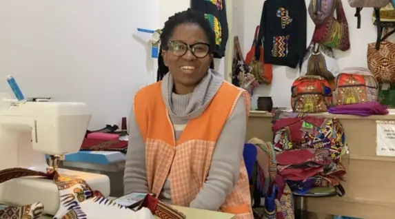 Clotilde en su tienda &ldquo;Yennega, &Aacute;frica&rdquo;, cosiendo complementos con telas de su pa&iacute;s. Imagen_F&aacute;tima Carrillo