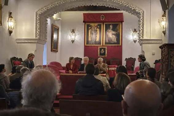 El fil&oacute;sofo Javier Gom&aacute; en la Real Academia sevillana de Buenas Letras, junto a la directora del Aula de Cultura de la Universidad Loyola, Emma Camarero; el director de la Real Academia, Pablo Guti&eacute;rrez-Alviz; y los acad&eacute;micos Antonio Narbona y Fernando Iwasaki. Foto: Mario Fern&aacute;ndez.