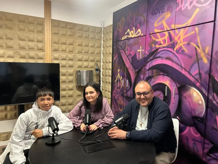 El sacerdote Sergio Codera y Ahmed durante la entrevista en la sala de podcast de la parroquia de Jes&uacute;s Obrero