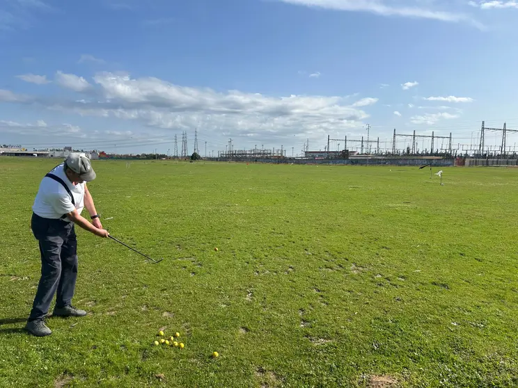 Paulino Garc&iacute;a jugando en el campo de golf improvisado