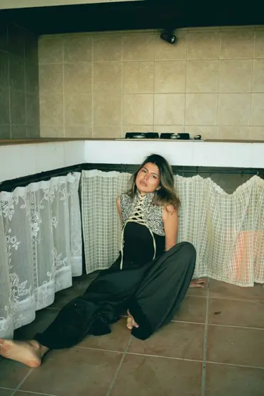 Modelo usando accesorios de This is Gaiia. Imagen cedida por la dise&ntilde;adora