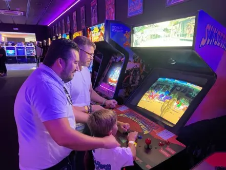 Una familia jugando en el Arcade Planet de Sevilla. Foto_Hendrik Rodr&iacute;guez.