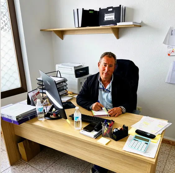 Secundino Barroso Moro, en su oficina de REBAI en Fuente de Cantos (Badajoz).