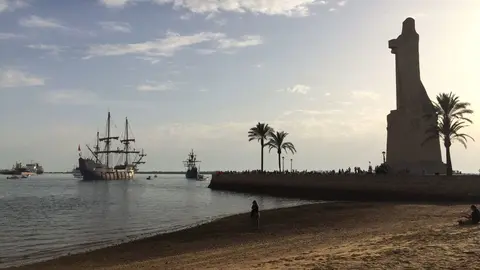 El gale&oacute;n Andaluc&iacute;a, la nao Victoria , la carabela Boa y carabela Vera Cruz frente al Monumento a la Fe Descubridora.