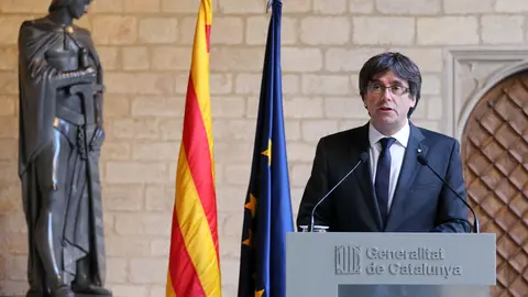 Puigdemont realizando su comunicado en el Palau de la Generalitat.