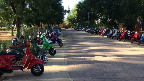 Vespas aparcadas para descansar. Ruta por la Sierra de Hornachuelos, Palma del R&iacute;o. Foto: Macarena Barroso.
