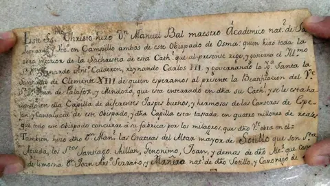 Manuscrito escondido y extraido de las nalgas de un Cristo.