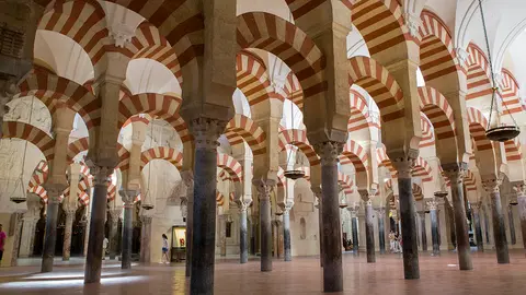 La Mezquita-Catedral desde dentro. Fuente: Arte en C&oacute;rdoba