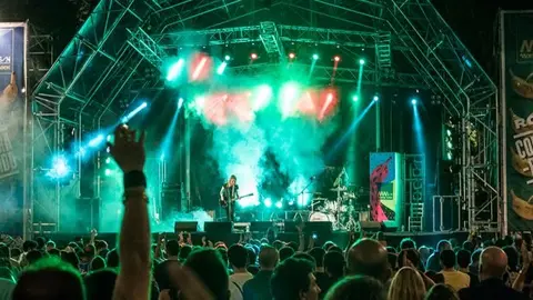 Concierto nocturno en el escenario principal del festival