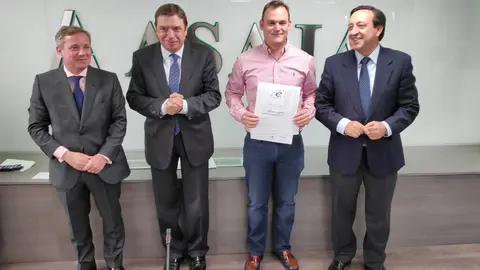Rafael Mu&ntilde;oz posa junto con su condecoraci&oacute;n al mejor Joven Agricultor Sostenible.