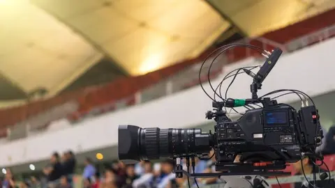 primer-plano-moderna-camara-video-estadio-futbol_1137-257