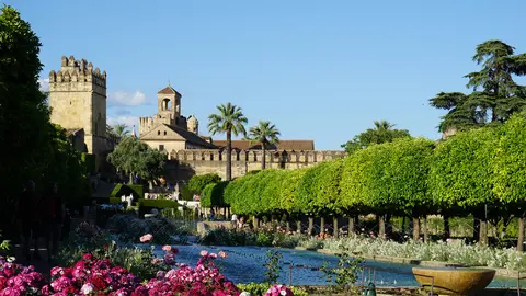 Patio del Alc&aacute;zar de los Reyes Cristianos. Fuente: Wikimedia Commons