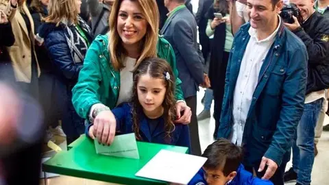 Susana Diaz votando con su familia.