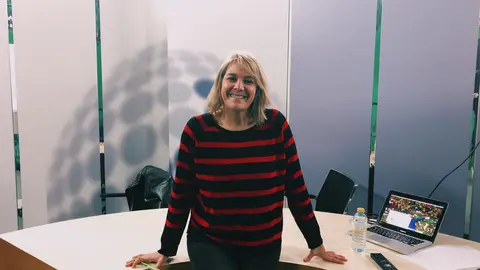 Paz Santana y la alumna Claudia Mart&iacute;n en el plat&oacute; de la Universidad Loyola Andaluc&iacute;a. Imagen: Sonsoles Gavi&ntilde;o