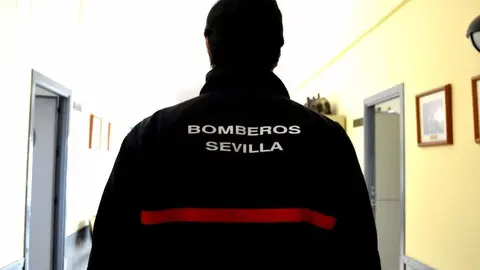 Jos&eacute; Luis Mart&iacute;nez, bombero de Sevilla en el parque de bomberos situado en las 3000 viviendas (P-5).