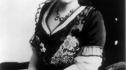 Alice Guy Blach&eacute;, retratada mirando a la c&aacute;mara. 