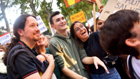Pablo Iglesias con unos j&oacute;venes  en una manifestaci&oacute;n contra el cambio clim&aacute;tico | Fuente: Twitter de @Pablo_Iglesias_