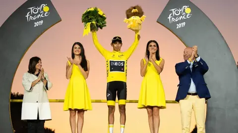 La figura de las azafatas y los gestos desagradables por parte de los ciclistas hacia ellas ha hecho que su papel dentro de las competiciones se ponga en cuesti&oacute;n. Fuente: Pauline Ballet para el Tour de France