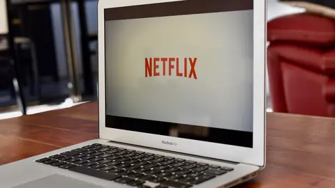 Pantalla de ordenador de perfil que muestra el lago de Netflix