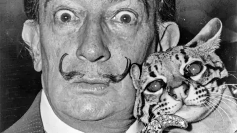 Salvador Dal&iacute; junto a Babou, su ocelote