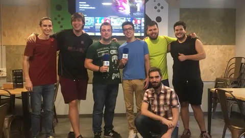 El equipo de Milla Cero con el equipo Corduba eSports