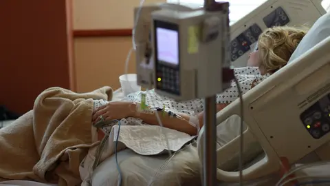 Imagen de una mujer embaraza en un centro de salud. 