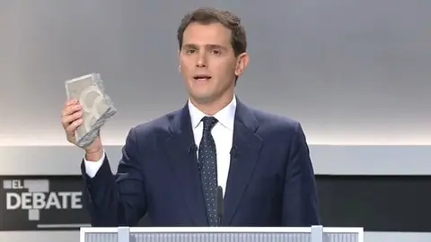 Albert Rivera muestra un adoqu&iacute;n en mitad del debate.