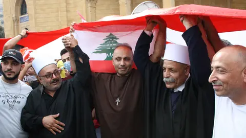 L&iacute;deres de cada organizaci&oacute;n religiosa sujetando la bandera libanesa en se&ntilde;al de protesta