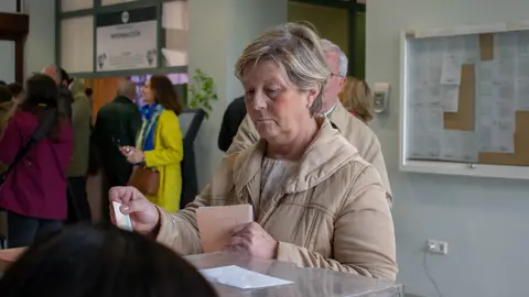 Una se&ntilde;ora ejerciendo su derecho al voto en la Gerencia de Urbanismo de C&oacute;rdoba