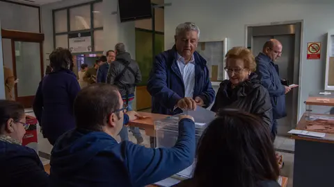 Dos cordobeses votando en las urnas de Urbanismo sobre las 10:30 de la ma&ntilde;ana.