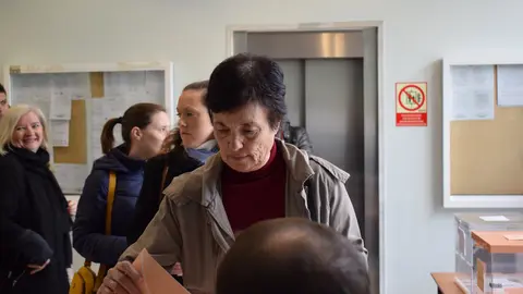 Una se&ntilde;ora ejerciendo su derecho al voto en la Gerencia de Urbanismo de C&oacute;rdoba