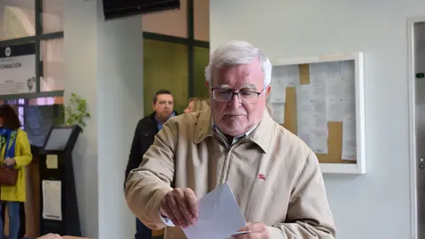 Un se&ntilde;or ejerciendo su derecho al voto en la Gerencia de Urbanismo de C&oacute;rdoba
