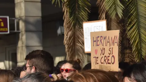 Cartel que dice "hermana, yo si te creo" en una manifestaci&oacute;n feminista en Sevilla. Fuente: Ana Rey