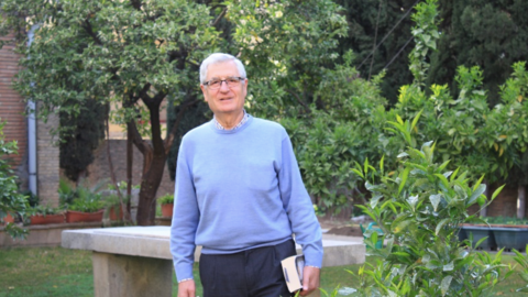 Don Ignacio Gonz&aacute;lez en los jardines de la casa parroquial. Fotograf&iacute;a: Almudena Dujat