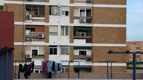 Vecinos en los balcones durante el confinamiento