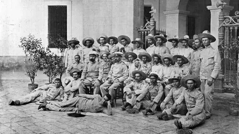 Los "&uacute;ltimos de Filipinas" posan tras su llegada a Espa&ntilde;a despu&eacute;s de capitular el 2 de junio de 1899