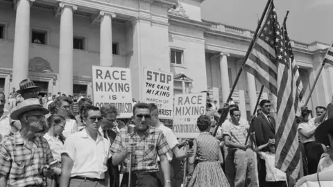 Little_Rock_integration_protest