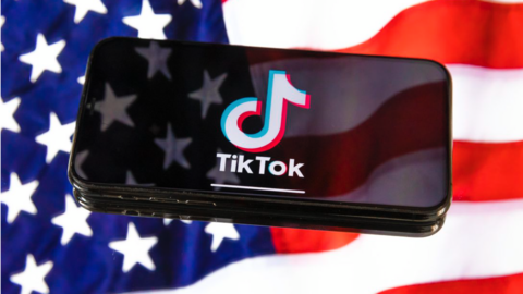 Ilustraci&oacute;n bandera Estados Unidos y Tiktok Tok | James Martin/CNET&nbsp;